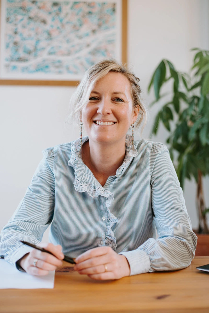 Portrait de Chloé Roussel, thérapeute spécialisée en sophrologie et EFT à Nantes